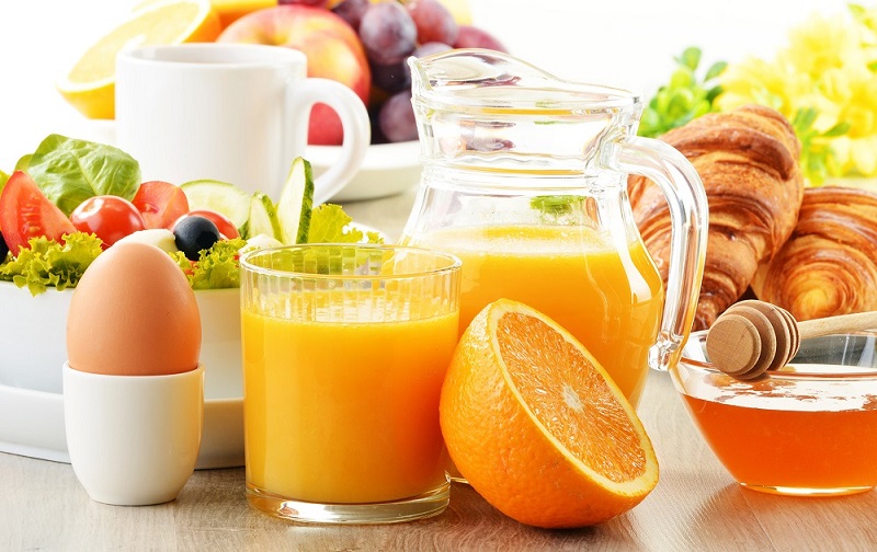 Weekly diet menu on eggs and oranges